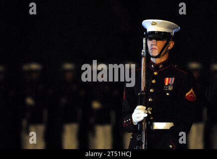 0705040696M-200 WASHINGTON (4 mai 2007) - les Marines se produisent lors de la 8e et Ie Parade au Marine corps Barracks à Washington, l'amiral Mike Mullen, chef des opérations navales (CNO), était l'invité d'honneur du premier défilé de la saison mettant en vedette le Marine corps Band et le Silent Drill Platoon. US Navy Banque D'Images