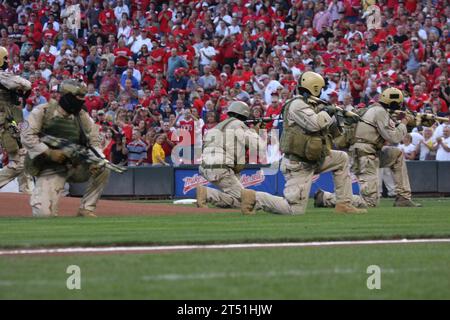 1009113959O-050 CINCINNATI (11 septembre 2010) les membres de la Naval Special Warfare SEAL Team 18 entourent le monticule du lanceur au Great American Ballpark de Cincinnati avant le match entre les Pirates de Pittsburgh et les Reds de Cincinnati. La démonstration consistait à l'entrée de l'équipe dans le stade de baseball par-dessus les clôtures de terrain, encerclant le monticule, livrant la balle de jeu, puis disparaissant à travers le parc de balles central. Les activités faisaient partie des cérémonies d'avant-match honorant les victimes de l'attaque terroriste du 11 septembre 2001. (Marine américaine Banque D'Images