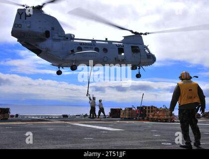 1102241060k-109 PACIFIC OCEAN (24 février 2011) combat Cargo Marines affectés au navire d'assaut amphibie USS Boxer (LHD 4) chargent des munitions sur un hélicoptère CH-46 Sea Knight lors d'un transfert de munitions. Boxer et la 13th Marine Expeditionary Unit (13th MEU) sont en cours de déploiement prévu dans la région du Pacifique occidental. Marine Banque D'Images