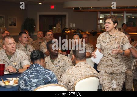 1009292051C-007 CAMP LEJEUNE, N.C. (23 septembre 2010) l'amiral arrière Margaret G. Kibben, chef adjoint des aumôniers de la Marine et 18e aumônier du corps des Marines des États-Unis, parle à un groupe d'aumôniers au camp Lejeune. Kibben est la première femme aumônier du corps des Marines. (Corps des Marines des États-Unis Banque D'Images