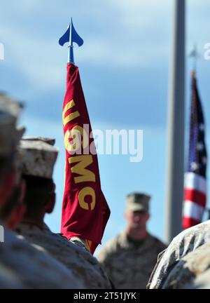 1011107948R-096 OCÉAN INDIEN (10 novembre 2010) Marines de la 15th Marine Expeditionary Unit (15th MEU) affectés à l'équipe de débarquement du bataillon, le 1e Bataillon 4e Marines et le Bataillon de logistique de combat 15 se tiennent au repos de la parade lors d'une cérémonie commémorant l'anniversaire du 235e corps des Marines à bord du navire amphibie de débarquement à quai USS Pearl Harbor (LSD 52). Pearl Harbor fait partie du groupe Peleliu Amphibious Ready, qui transite dans la zone de responsabilité de la 7e flotte américaine. Marine Banque D'Images