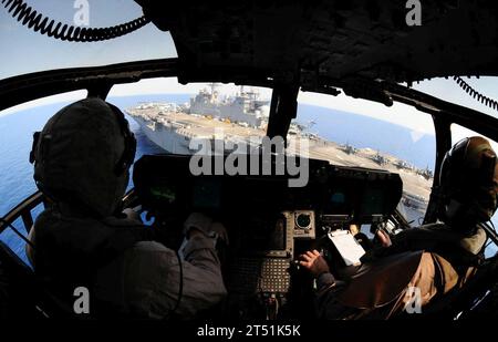 1105117508R-001 MEDITERRANEAN SEA (16 mai 2011) les pilotes à bord d'un MV-22B Osprey affecté au Marine Medium Tiltrotor Squadron (VMM) 263 (renforcé), 22nd Marine Expeditionary Unit (22 MEU), se préparent à atterrir à bord du navire d'assaut amphibie polyvalent USS Bataan (LHD 5). Bataan est le navire de commandement du Bataan Amphibious Ready Group et mène des opérations de sécurité maritime et des efforts de coopération en matière de sécurité du théâtre dans la zone de responsabilité de la 6e flotte américaine. Marine Banque D'Images