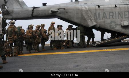 1001197508R-037 PORT-au-PRINCE, Haïti (19 janvier 2010) les Marines affectés à la 22e Marine Expeditionary Unit (22e MEU) montent à bord d'un hélicoptère CH-53E Super Stallion affecté au Marine Heavy Helicopter Squadron (HMH) 461 à bord du navire d'assaut amphibie polyvalent USS Bataan (LHD 5) pour assurer la sécurité et l'aide à l'opération Unified Response. Bataan, ainsi que les navires amphibies de débarquement à quai USS fort McHenry (LSD 43), USS Gunston Hall (LSD 44) et USS carter Hall (LSD 50) participent à l'opération Unified Response et fournissent des capacités de soutien militaire aux autorités civiles Banque D'Images