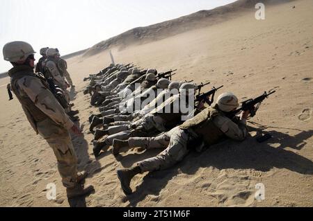 0908159584H-017 KOWEÏT (le 15 août 2009) les Seabees affectés au 30e Régiment de construction navale mènent une formation de tir au tir au Koweït avant d'être déployés en Afghanistan. Le régiment se dirige vers le sud de l'Afghanistan où il commandera et supervisera le travail de plus de 3 000 ingénieurs militaires de la Marine, de l'Armée de terre et de l'Armée de l'Air. Le régiment, hébergé à Port Hueneme, en Californie, est déployé en Afghanistan et au Koweït pour soutenir l'opération Enduring Freedom. Marine Banque D'Images