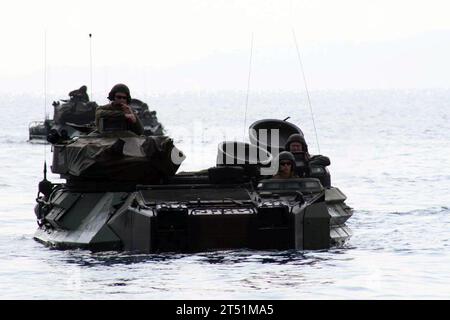 0701312070C-001 Okinawa Japon (31 janvier 2007) - un véhicule d'assaut amphibie (AAV) fait son chemin vers le quai de transport amphibie USS Juneau (LPD 10) lors du chargement des Marines de la 31st Marine Expeditionary Unit (MEU). Le 31st MEU embarque des navires Juneau et d'autres Essex Amphibious Ready Group (ESXARG) pour la patrouille printanière annuelle. Juneau et l’ESXARG mènent actuellement des exercices Blue-Green au large des côtes d’Okinawa, au Japon. US Navy Banque D'Images