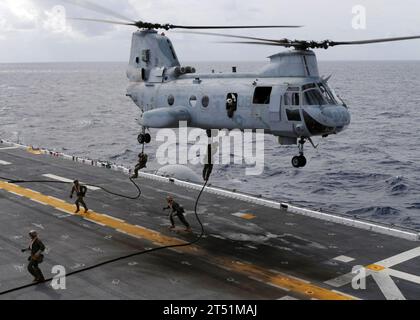 0911140120a-187 PHILLIPINE SEA (14 novembre 2009) les Marines affectés à la 31e unité d'expédition maritime (31e MEU) embarqués à bord du navire d'assaut amphibie USS Essex (LHD 2) effectuent un entraînement rapide à la corde à partir d'un hélicoptère CH-46E Sea Knight. Marine Banque D'Images