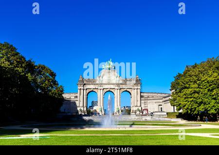 Arc de triomphe, triple arc commémoratif surmonté d'un quadriga, Parc du Cinquantenaire, Bruxelles, Belgique Banque D'Images