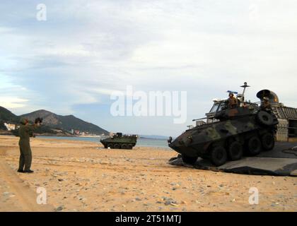 0911045538k-168 HWAJIN BEACH, République de Corée (4 novembre 2009) Un véhicule blindé léger du corps des Marines des États-Unis affecté à la 31st Marine Expeditionary Unit (31st MEU) débarque d'un engin de débarquement de l'US Navy, coussin d'air lors d'un exercice d'assaut amphibie. La 31e MEU, embarquée à bord des navires du Denver Amphibious Ready Group, participe à l'exercice annuel bilatéral du Programme de formation intégré coréen. Marine Banque D'Images