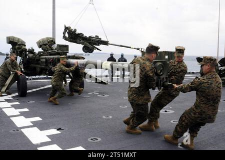 1202WV964-161 JAPON (2 février 2012) les Marines affectés à la 31e unité expéditionnaire des Marines (31e MEU) transportent un obusier de 155 mm sur le pont d'envol du navire amphibie de débarquement USS Germantown (LSD 42). Le navire est arrivé à Okinawa pour embarquer les Marines en préparation du Cobra Gold 2012. Marine Banque D'Images