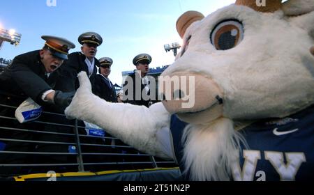 0712014308O-004 BALTIMORE (1 décembre 2007) la mascotte de la Marine Bill the Goat donne un ТHi 5У à un aspirant lors du 108e match annuel de football Armée vs Marine au stade M&T Bank. La Marine bat les Black Knights of Army avec un score de 38 à 3. L'aspirant de marine a maintenant gagné les six dernières batailles Armée / Marine. La Navy (8-4) a accepté une invitation à jouer au Poinsettia Bowl le 20 décembre à San Diego, Californie, US Navy Banque D'Images