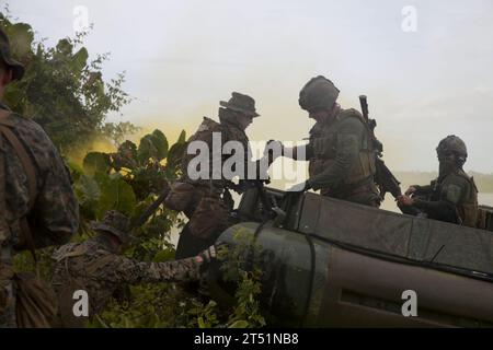 111014ZZ999-006 TURBO, COLOMBIE (14 octobre 2011) Un patrouilleur fluvial de la Marine mène un exercice d'assaut amphibie avec le 2nd Amphibious Assault Battalion, Alpha Company, 2nd peloton, à l'appui de la mission d'échange d'experts Amphibious-Southern Partnership Station 2012. Les Marines sont embarqués à bord du navire amphibie de débarquement à quai USS Oak Hill (LSD 51), qui participe à la Southern Partnership Station, un déploiement annuel d'équipes d'entraînement militaire américaines dans la zone de responsabilité du commandement sud des États-Unis dans les Caraïbes et en Amérique latine. (Armée américaine Banque D'Images