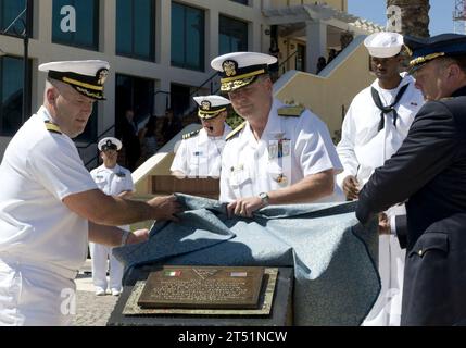 0906129552I-120 SIGONELLA, Sicile (12 juin 2009) Adm. Arrière David J. Mercer, centre, commandant, région marine Europe, Afrique, Asie du Sud-Ouest, commandant, Maritime Air Naples, et le capitaine Thomas J. Quinn, à gauche, commandant de la base aérienne navale (NAS) Sigonella, assisté du colonel de l'armée de l'air italienne Luca Tonello, à droite, commandant du 41e Stormo, dévoilent une plaque commémorant le partenariat entre les États-Unis et l'Italie lors d'une cérémonie pour le 50e anniversaire. NAS Sigonella fournit un soutien logistique au commandant de la 6e flotte et aux forces de l'OTAN dans la région méditerranéenne. Marine Banque D'Images