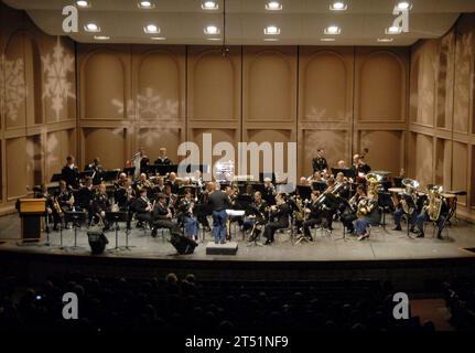 0912184649C-001 BREMERTON, Washington (18 décembre 2009) Snowflakes éclaire la scène alors que Navy Band Northwest et le 56th Army Band se produisent au lycée de Bremerton. Des centaines de personnes de la région de Bremerton sont venues au lycée pour écouter la musique des fêtes jouée par les deux groupes. Marine Banque D'Images