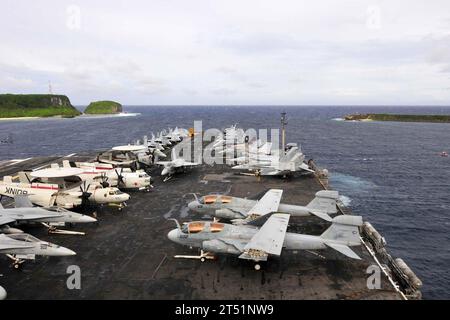 110823EE987-139 APRA HARBOR, Guam (23 août 2011) le porte-avions USS Ronald Reagan (CVN 76) transite dans le port d'Apra, Guam, après une visite prévue du port. Ronald Reagan est en cours dans la zone de responsabilité de la 7e flotte américaine. Marine Banque D'Images