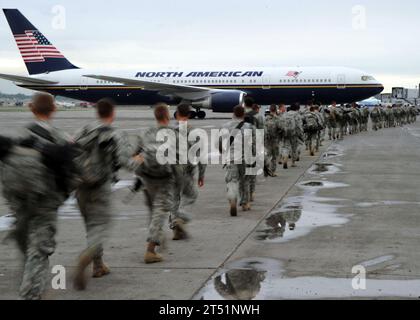 1003065961C-005 PORT-au-PRINCE, Haïti (6 mars 2010) des soldats affectés à la 82e Division aéroportée embarquent à bord d'un avion pour retourner à fort Bragg, N.C. après avoir terminé un déploiement d'aide humanitaire soutenant l'opération Unified Response. Marine Banque D'Images