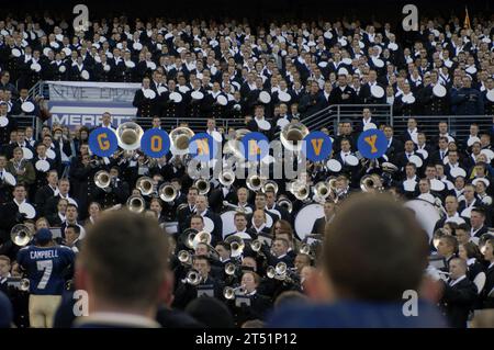 108e match annuel de football Armée vs Navy, Baltimore, Black Knights of Army, Californie, Cheerleaders, chef des opérations navales, football, invitation, six dernières batailles de l'Armée Navy, stade M&T Bank, Maryland, Midshipmen, Navy, bande marine, Navy Quarter Back, ligne offensive, passe, bol Poinsettia, protection maximale, san diego, score de 38-3, U.S. Naval Academy, USNA Banque D'Images