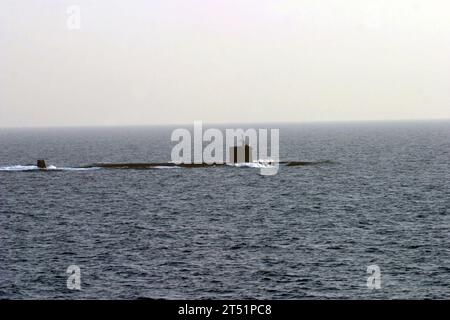 090320XXXXX-001 GOLFE PERSIQUE (20 mars 2009) le sous-marin d'attaque de classe Los Angeles USS Hartford (SSN 768) est en route dans le golfe Persique après une collision avec le navire de transport amphibie USS New Orleans (LPD 18). Hartford subit des dommages à sa voile, mais la centrale de propulsion du sous-marin nucléaire n'est pas affectée par cette collision. (Marine américaine Banque D'Images