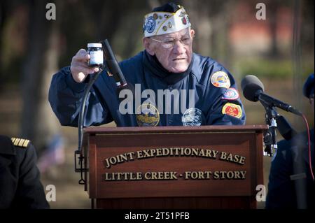 1012077874H-080 VIRGINIA BEACH, Virginie (7 décembre 2010) Frank Chebetar, président de la Tidewater Chapter 2 Pearl Harbor Survivors Association, détient une vile de pétrole récupéré du cuirassé USS Arizona (BB 39) lors de la cérémonie de commémoration de Pearl Harbor à la joint Expeditionary base Little Creek-fort Story. (Marine américaine Banque D'Images