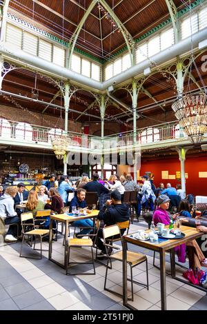 Halles de marché reconverties du 19e siècle Halles Saint-Géry couvertes en bar et espace d'exposition, Bruxelles, Belgique Banque D'Images