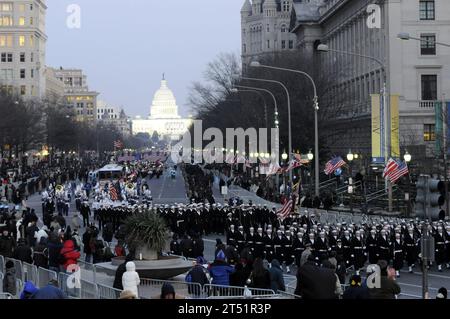 0901205386H-561 WASHINGTON (20 janvier 2009) les participants au défilé descendent Pennsylvania Avenue lors du défilé inaugural de 2009 à Washington. Plus de 5 000 hommes et femmes en uniforme fournissent un soutien cérémoniel militaire à l'inauguration présidentielle de 2009, une tradition qui remonte à l'inauguration de George Washington en 1789. Marine Banque D'Images