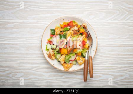 Plat traditionnel du Levant salade Fattoush, cuisine arabe, avec croûtons de pain pita, légumes, herbes. Salade végétarienne du Moyen-Orient saine, rustique Banque D'Images