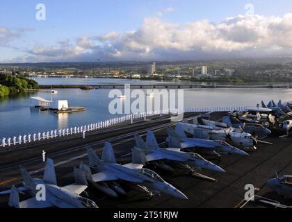 110831EE987-351 PEARL HARBOR (31 août 2011) les marins et les Marines rendent les honneurs lorsque le porte-avions USS Ronald Reagan (CVN 76) passe le USS Arizona Memorial en entrant dans Pearl Harbor pour une visite portuaire. Ronald Reagan est dans la zone de responsabilité de la 3e flotte américaine. Marine Banque D'Images