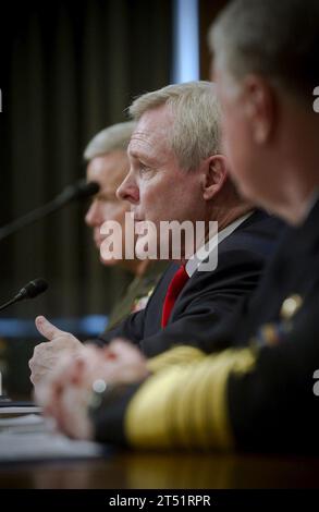 110316UH963-044 WASHINGTON (16 mars 2011) Secrétaire de la Marine (SECNAV) l'honorable Ray Mabus témoigne devant le Comité des crédits du Sénat pour la Défense concernant la demande de budget de la Défense nationale pour l'exercice 2012. Marine Banque D'Images