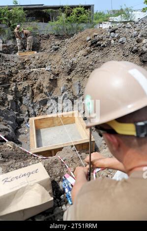 0911202420k-189 MORONI, Comores (20 novembre 2009) Benjamin Kistner, le Constructionman, affecté au bataillon de construction mobile naval (NMCB) 3, utilise une corde pour équerre une fondation lors d'un projet de construction à l'école primaire Hamramba à Moroni, Comores. Les Seabees de NMCB-3 sont déployés dans la Force opérationnelle interarmées combinée-Corne de l'Afrique depuis leur port d'attache à Port Hueneme, en Californie, et ont travaillé sur l'école en coopération avec le gouvernement des Comores. Marine Banque D'Images
