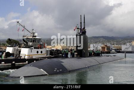 1009103560G-002 PEARL HARBOR (10 septembre 2010) le sous-marin d'attaque amélioré de classe Los Angeles USS Greeneville (SSN 772) quitte la base conjointe Pearl Harbor-Hickam pour un déploiement programmé dans la région du Pacifique occidental. Il s'agit de son premier déploiement depuis qu'il a subi une période de modernisation de dépôt de 13 mois au chantier naval de Portsmouth, à Kittery, dans le Maine, et qu'il a effectué un transfert interflotte à la base navale de Pearl Harbor en juin 2009. Marine Banque D'Images