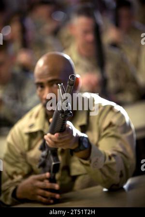 6932B, magazine All Hands, instructeur de l'armée, Brunson, Defense Media Activity, fort jackson, MC1(AW) Richard Jason Brunson, S.C., marins, US Navy Individual Augmentee combat Training course, US Navy photo Banque D'Images