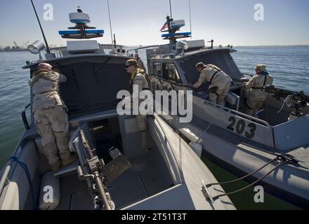 0811086932B-081 SAN DIEGO (8 nov. 2008) un des nombreux défis pour les membres d'équipage de la Division de bateaux 56, un détachement de l'Escadron de sécurité expéditionnaire maritime (MESRON) 1, au cours de la phase de formation du problème final de l'exercice (FEP), était de démontrer leur capacité à naviguer en toute sécurité dans des conditions de visibilité extrêmement faible. Les équipes simulent ces conditions en plaçant des couvertures sur les fenêtres et en utilisant des instruments pour les guider. Le FEP est conçu pour évaluer les membres qui vont de l'avant et assurer leur préparation au combat. Marine Banque D'Images