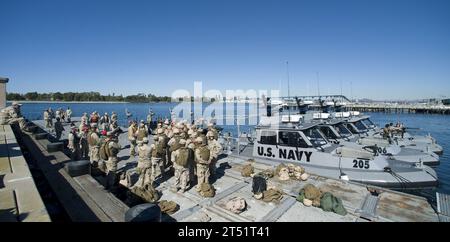 0811076932B-468 SAN DIEGO (7 novembre 2008) membres de l'équipage de la division de bateaux 56, un détachement du Maritime Expeditionary Security Squadron (MESRON) 1 retour côté quai d'une escorte simulée d'un actif de grande valeur USNS Henry J. Kaiser (T-AO 187) transitant par la baie de San Diego. Après chaque mission, les membres de l'équipe de formation font un compte rendu des équipages. L'escadron en est à la phase d'évaluation de l'état de préparation à l'instruction au niveau de l'unité (ULTRA) de préparation au déploiement. ULTRA est conçu pour évaluer la capacité de l'équipe de formation de commandement (CTT) à former son personnel. Marine Banque D'Images