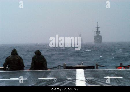 0806133581D-006 GOLFE DE THAÏLANDE (13 juin 2008) deux marins regardent la frégate HTMS Phutta Loetla Naphalai (FF 462) et la frégate USS Ford (FFG 54) rencontrer une mer agitée, une faible visibilité, des vents violents et des rafales de pluie de la frégate USS Jarrett (FFG 33). Le Jarrrett est l'un des navires américains et thaïlandais participant à la coopération à flot (CARAT Readiness and Training) 2008. US Navy Banque D'Images