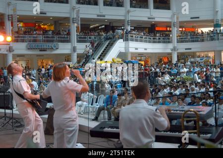 0702092468S-001 Manille, Philippines (9 février 2007) - les membres du groupe de rock 7th Fleet divertissent la foule avec des airs populaires lors d'un concert public tenu au Glorietta Mall. Le navire de commandement amphibie USS Blue Ridge (LCC 19) et le personnel embarqué de la 7e flotte sont aux Philippines dans le cadre du projet Friendship, un projet d'aide humanitaire et de service communautaire avec les Forces armées des Philippines. Tout au long de leur séjour, le navire participera à des activités de construction d'amitié et de bonne volonté. US Navy Banque D'Images