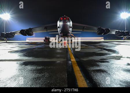 3 octobre 2023 - Minot Air Force base, Dakota du Nord, États-Unis - Un B-52H Stratofortress affecté au 23rd Bomb Squadron reste sur la ligne de vol à la Minot Air Force base, N.D., le 3 octobre 2023. Le B-52 est la colonne vertébrale de la force de bombardement stratégique des Amériques depuis plus de 60 ans. (Photo : Airman 1st Class Kyle Wilson) (image de crédit : © Airman 1st Class Kyle Wilson/ZUMA Press Wire) USAGE ÉDITORIAL SEULEMENT! Non destiné à UN USAGE commercial ! Banque D'Images