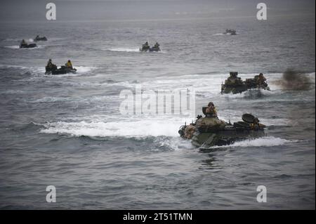 110905PB383-964 OCÉAN PACIFIQUE (5 septembre 2011) des véhicules d'assaut amphibies (AAV) entrent dans le pont du navire de transport amphibie USS New Orleans (LPD 18). La Nouvelle-Orléans et les Marines embarqués de la 11e Marine Expeditionary Unit mènent un exercice composite Training Unit (COMPTUEX) dans le cadre du Makin Island Amphibious Ready Group. Marine Banque D'Images