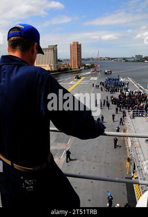 1008117508R-044 NORFOLK (13 août 2010) le capitaine Steven Koehler, commandant du navire d'assaut amphibie polyvalent USS Bataan (LHD 5), surveille pendant que l'équipage effectue un exercice sur le pont d'envol du shipХs. Bataan se prépare pour son premier en cours en plus de quatre mois suite à une disponibilité de maintenance planifiée à BAE Systems Norfolk Ship Repair Facility. Marine Banque D'Images