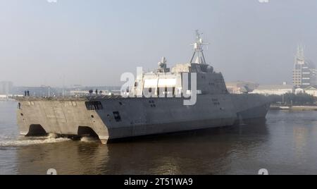 0911163594V-092 MOBILE, Alabama. (16 novembre 2009) le navire de combat littoral Pre-Commissioning Unit (PCU) Independence (LCS 2) s'éloigne de la jetée pour ses essais d'acceptation à Austal USA à Mobile, Alabama. Marine Banque D'Images