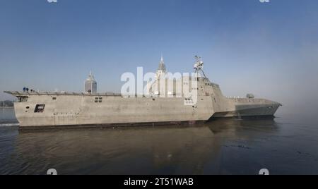 0911163594V-072 MOBILE, Alabama. (16 novembre 2009) le navire de combat littoral Pre-Commissioning Unit (PCU) Independence (LCS 2) s'éloigne de la jetée pour ses essais d'acceptation à Austal USA à Mobile, Alabama. Marine Banque D'Images