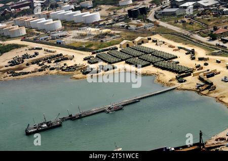 1002219643W-001 PORT-au-PRINCE, Haïti (21 février 2010) vue aérienne du complexe logistique de White Beach établi par des marins affectés au Bataillon de construction amphibie (ACB) 2 à Varreoux Beach à Port-au-Prince, Haïti. ACB-2 mène des opérations de construction, d’aide humanitaire et de secours en cas de catastrophe dans le cadre de l’opération Unified Response après qu’un tremblement de terre de magnitude 7,0 ait causé de graves dommages à Port-au-Prince, en Haïti, le 12 janvier. Marine Banque D'Images