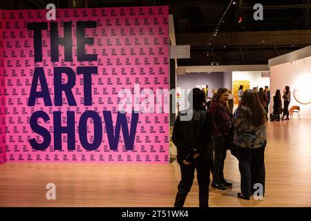 New York, États-Unis. 02 novembre 2023. New York - 2 novembre 2023. L'exposition d'art, au profit de la Henry Street Settlement, a ouvert dans l'Armory de Park Avenue, avec 78 membres de l'Art Dealers Association of America montrant une gamme d'œuvres d'artistes établis et émergents du monde entier. Crédit : Ed Lefkowicz/Alamy Live News Banque D'Images