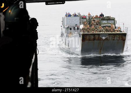 1012153659B-058 PACIFIC OCEAN (15 décembre 2010) Une embarcation de débarquement affectée à l'Assault Craft Unit (ACU) 1, transportant des Marines du combat Logistics Battalion (CLB) 13 approche du pont du navire amphibie USS Comstock (LSD 45). Comstock, qui fait partie du Boxer Amphibious Readiness Group, ACU-1, CLB 13, et la 13th Marine Expeditionary Unit (13th MEU), sont en cours au large des côtes de la Californie du Sud et participent à un exercice de certification en préparation du déploiement au début de 2011. Marine Banque D'Images