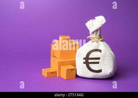 Boîtes de marchandises et sac d'argent en euros sterling. Accord commercial. Importer et exporter. Bénéfice des ventes et de la production de biens, croissance économique. Achats budgétaires, Banque D'Images