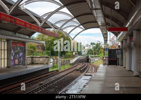 La station Pillango utca sur la ligne 2 du métro à Budapest, Hongrie par jour de pluie Banque D'Images