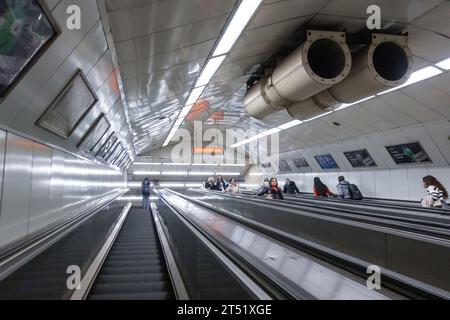 Monter sur les escaliers mécaniques à la station Blaha Lujza ter sur la ligne 2 du métro à Budapest Banque D'Images