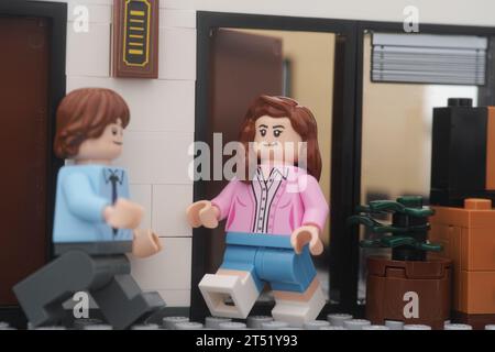 Tambov, Fédération de Russie - 02 novembre 2023 deux figurines d'hommes d'affaires Lego marchant l'une vers l'autre dans le couloir d'un bureau. Gros plan. Banque D'Images