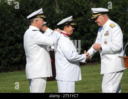 110817FC670-460 WASHINGTON (le 17 août 2011) le chef des opérations navales (CNO) le SMA Gary Roughead félicite le chef de la Marine colombienne le SMA Alvaro Echandia Duran après lui avoir remis la médaille de la Légion du mérite lors d'une cérémonie de bienvenue au chantier naval de Washington. Marine Banque D'Images