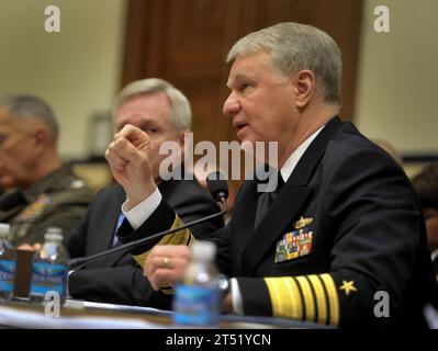 1002248273J-048 WASHINGTON (24 février 2010) le chef des opérations navales (CNO), l'amiral Gary Roughead, à droite, et le secrétaire de la Marine (SECNAV), l'honorable Ray Mabus, témoignent devant le Comité du service armé de la Chambre des communes au sujet du budget de la Défense 2011. Marine Banque D'Images