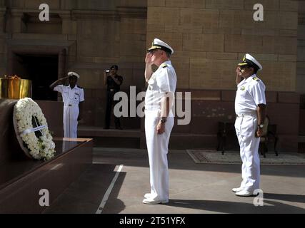 1004128273J-028 NEW DELHI (12 avril 2010) le chef des opérations navales (CNO), l'amiral Gary Roughead, rend hommage lors d'une cérémonie de dépôt de couronnes à Amar Jawan Jyoti, à New Delhi. Marine Banque D'Images