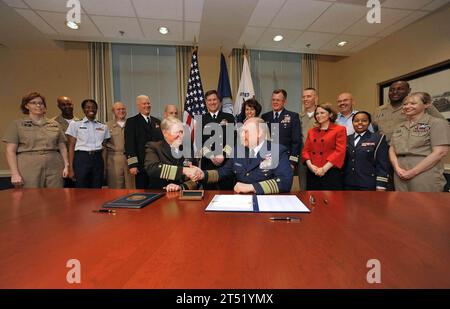 0904018273J-006 WASHINGTON (1 avril 2009) le chef des opérations navales (CNO), l'amiral Gary Roughead, à gauche, et le commandant de la Garde côtière l'amiral Thad W. Allen se serrent la main après avoir signé un protocole d'entente pour le programme Safe Harbor lors d'une cérémonie de signature au Pentagone. L’entente reflète l’engagement de la Marine et de la Garde côtière à fournir toute une vie de soins non médicaux personnalisés, coordonnés et coordonnés aux militaires gravement blessés, malades ou blessés et à leurs familles. Marine Banque D'Images